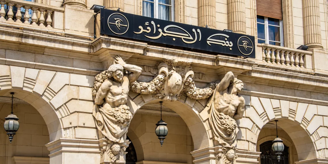 Responsable financier examinant des factures commerciales, illustration de l'affacturage en Algérie