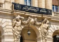 Responsable financier examinant des factures commerciales, illustration de l'affacturage en Algérie