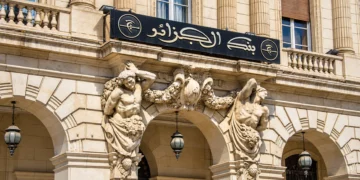 Responsable financier examinant des factures commerciales, illustration de l'affacturage en Algérie