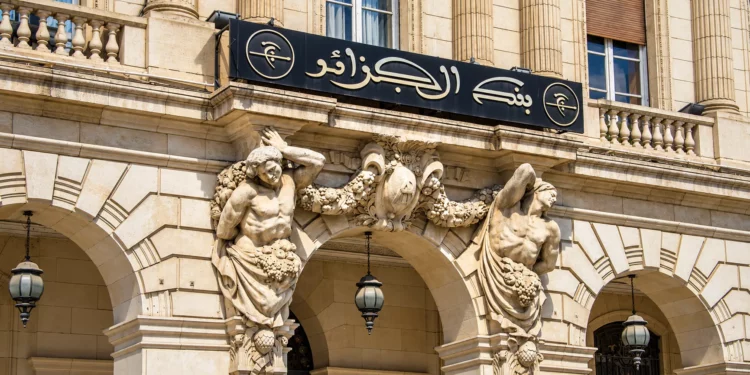 Responsable financier examinant des factures commerciales, illustration de l'affacturage en Algérie