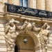 Responsable financier examinant des factures commerciales, illustration de l'affacturage en Algérie