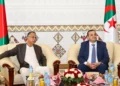 Mohamed Arkab et Iqbal Hassan Mahmood lors de la signature de l'accord sur les hydrocarbures entre l'Algérie et le Bangladesh