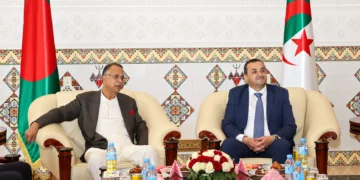 Mohamed Arkab et Iqbal Hassan Mahmood lors de la signature de l'accord sur les hydrocarbures entre l'Algérie et le Bangladesh