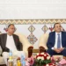 Mohamed Arkab et Iqbal Hassan Mahmood lors de la signature de l'accord sur les hydrocarbures entre l'Algérie et le Bangladesh