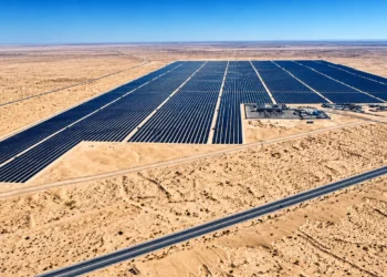 Vue aérienne de la centrale solaire de Foulia à El Oued, équipée de panneaux photovoltaïques sur 600 hectares.
