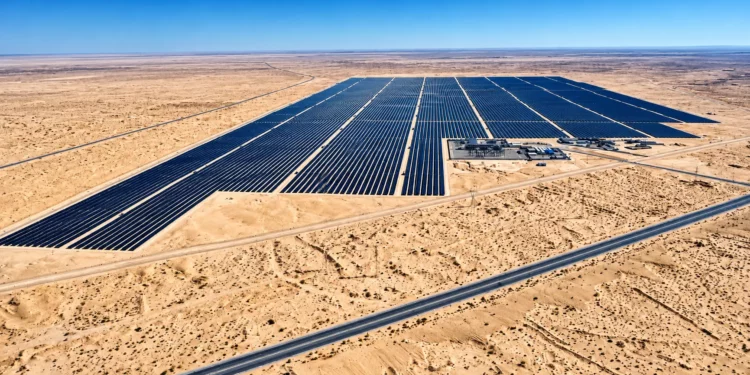 Vue aérienne de la centrale solaire de Foulia à El Oued, équipée de panneaux photovoltaïques sur 600 hectares.