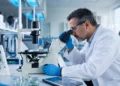 Chercheurs dans un laboratoire illustrant le classement Stanford–Elsevier 2026 et la recherche scientifique algérienne