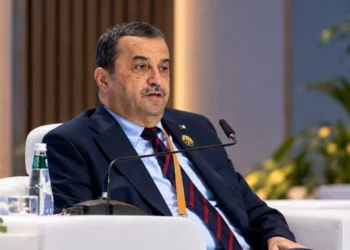 Installation industrielle d'hydrocarbures illustrant les investissements dans le pétrole et le gaz en Algérie