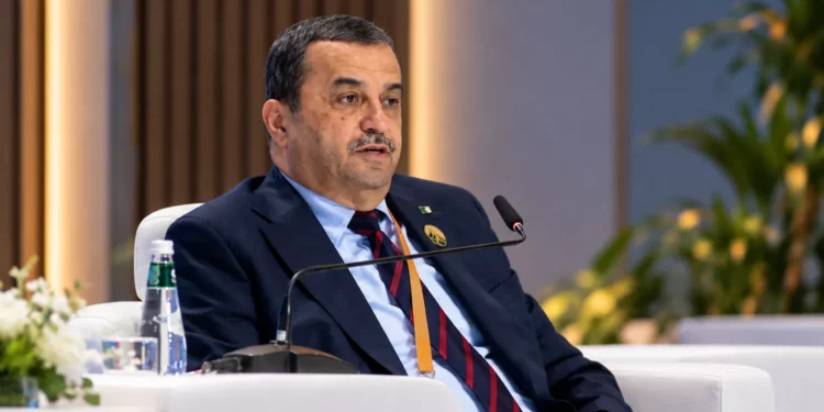Installation industrielle d'hydrocarbures illustrant les investissements dans le pétrole et le gaz en Algérie