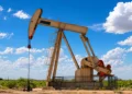 Installations pétrolières et gazières en Algérie illustrant le programme de 71,6 milliards de dollars d'investissements à l'horizon 2030.