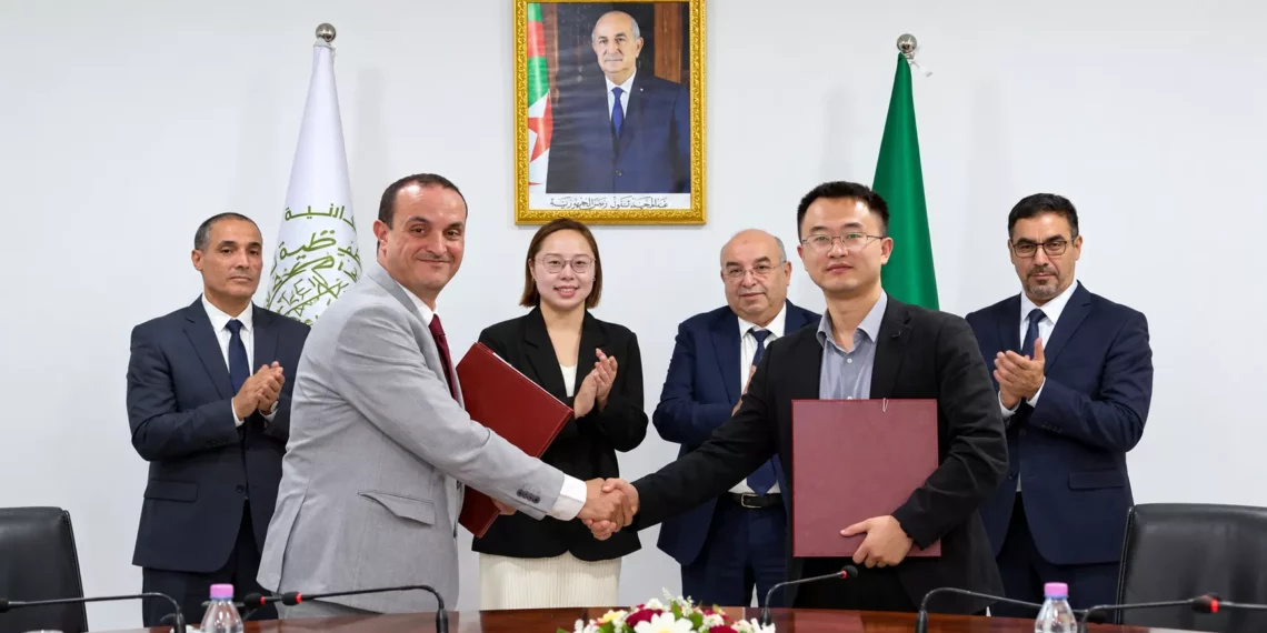 Cérémonie de signature de l'accord entre Pharma Invest et Yangtze River Pharmaceutical Group en Algérie