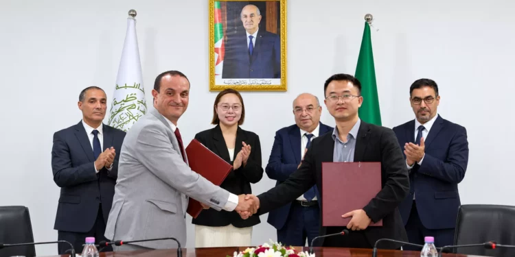 Cérémonie de signature de l'accord entre Pharma Invest et Yangtze River Pharmaceutical Group en Algérie