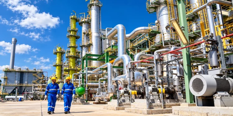 Installations industrielles illustrant les projets pétrochimiques à Arzew et Skikda en Algérie