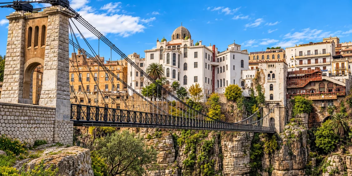 Vue panoramique de Constantine et de ses ponts historiques, destinations touristiques emblématiques de la ville