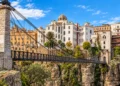 Vue panoramique de Constantine et de ses ponts historiques, destinations touristiques emblématiques de la ville