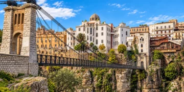 Vue panoramique de Constantine et de ses ponts historiques, destinations touristiques emblématiques de la ville